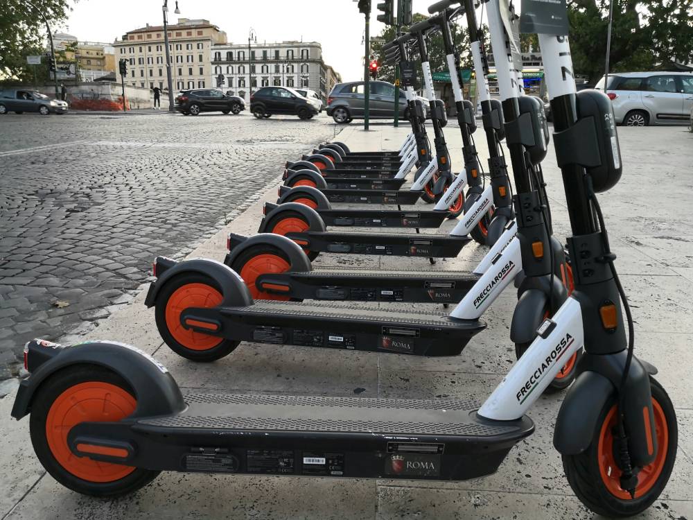 Monopattini elettrici: cosa cambia nel 2026 - Contrassegno, assicurazione e nuove regole operative